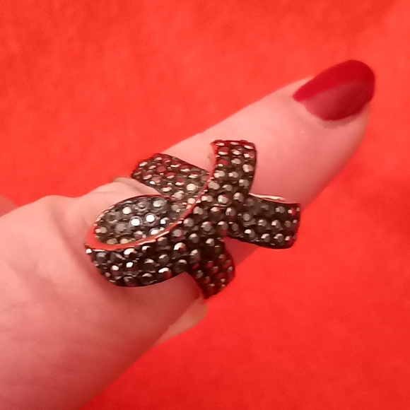 Silver and 🖤 bow chunky ring - Picture 4 of 4